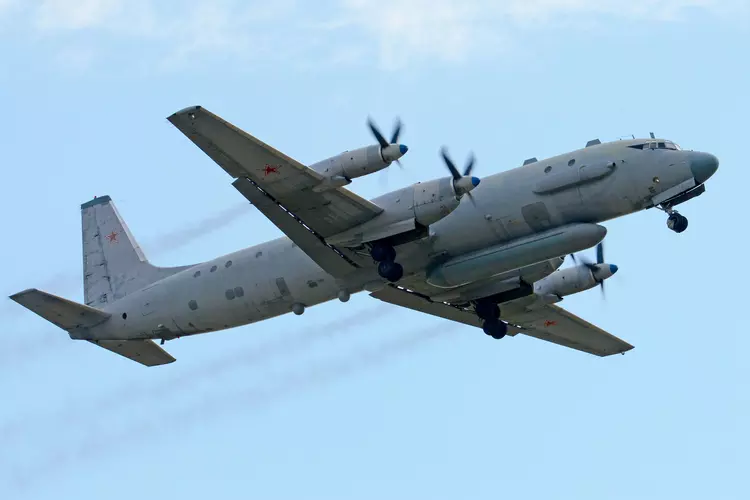 Ryska Il-20 spaningsflygplan flyger nästan in ...