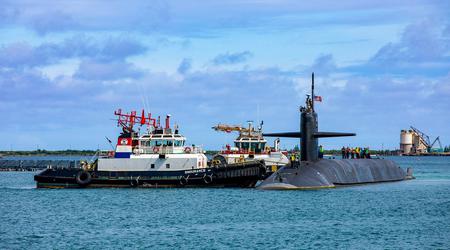 Den atomdrivna ubåten USS Kentucky av Ohio-klass med Trident II interkontinentala ballistiska missiler med en räckvidd på mer än 12.000 kilometer besökte ön Guam