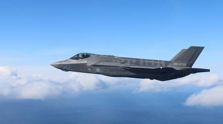 Japans femte generationens stridsflygplan F-35 Lightning II har genomfört en flygning på 6 400 kilometer och anlänt till Australien för första gången någonsin