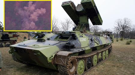 Ukrainas väpnade styrkor förstör ryska Strela-10 luftvärnsrobotsystem med klusterammunition