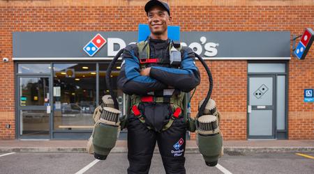 Raketmannen: Domino's Pizza har använt sin första jetdräkt någonsin för att leverera pizzor i luften