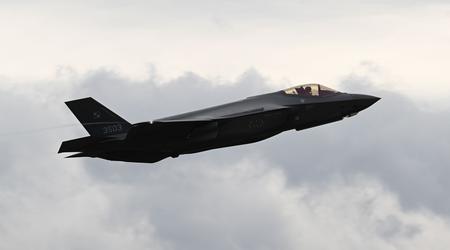 Polsk pilot tar upp F-35 i luften för första gången