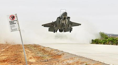 Ett F-35B Lightning II stridsflygplan landade på en motorväg, tankade, beväpnade sig, bytte pilot och flög iväg - USA:s marinkår förbereder sig för framtida krig i Stilla havet