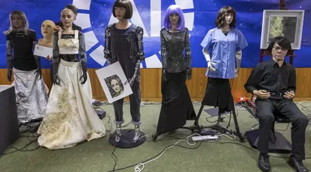 AI-robotar talar vid FN:s presskonferens och säger att de inte har några planer på att stjäla jobb eller göra uppror mot människor