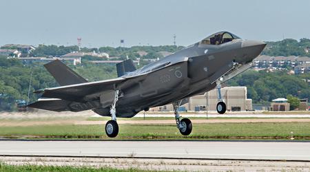 Japan vill köpa 15 femte generationens F-35A och F-35B Lightning II stridsflygplan för mer än 1,6 miljarder USD