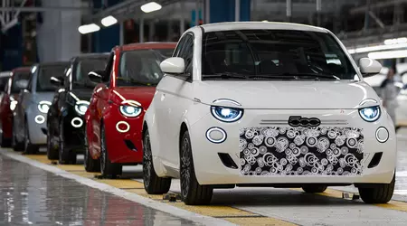 Den första Fiat 500 Hybrid rullar av produktionslinjen i Turin