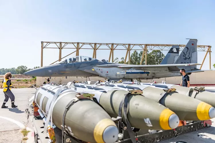 Israel får ett parti tunga bomber ...