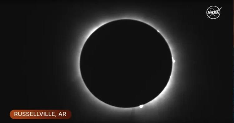 De första bilderna av solförmörkelsen visades ...