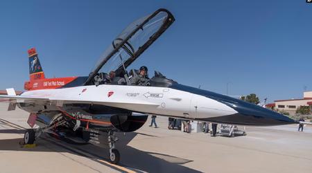 Artificiell intelligens vid rodret på ett stridsflygplan: US Air Force har rapporterat ett framgångsrikt test av det F-16-baserade obemannade flygplanet X-62A VISTA