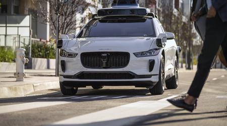 Sju robottaxibilar från Waymo blockerade trafiken vid en motorvägskorsning i San Francisco