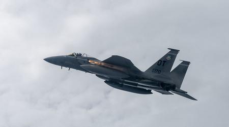 F-15C Eagle avfyrade först den senaste AMRAAM-missilen AIM-120C-8 med en maximal räckvidd på 180 kilometer