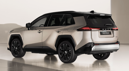 Den nya Toyota RAV4 varnar för faror i korsningar och bilar som snabbt närmar sig bakifrån på motorvägen