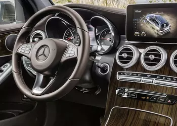 Mercedesägare stäms för spruckna trädekorer