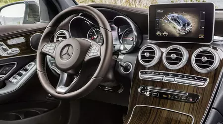 Mercedesägare stäms för spruckna trädekorer