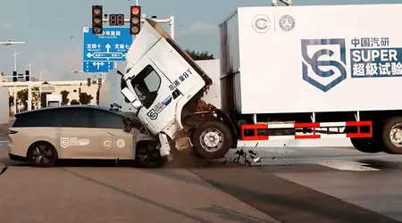 Kinesisk tillverkare krockar personbil och 8-tonnare i krocktest