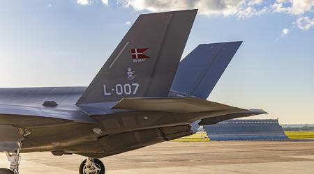 Lockheed Martin har levererat de första femte generationens F-35 Lightning II stridsflygplan till Danmark, men leveranserna av de nya flygplanen kommer inte att fortsätta förrän ett år senare