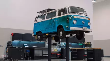 Volkswagen återställer en äldre T2 som överlevde bränderna i Kalifornien i januari 2025