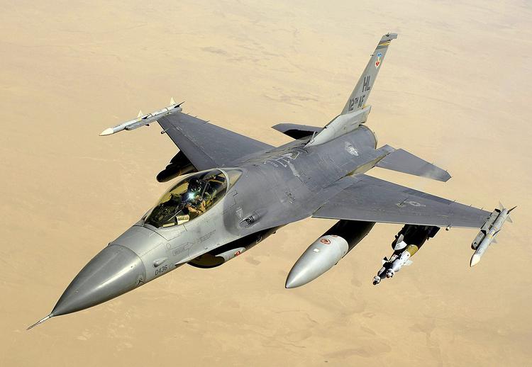 Ytterligare nederländska F-16-plan anländer till Rumänien ...