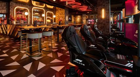 Restaurangen F1 Arcade har öppnat i Boston och erbjuder utsökt mat och en tur bakom ratten i en Formel 1-bil