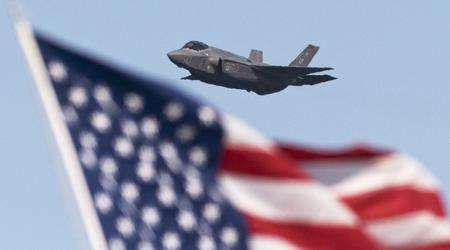 Det dyraste stridsflygplanet i historien har blivit 26 miljarder dollar dyrare på ett år - kostnaden för F-35 Lightning II-programmet har nått 438 miljarder dollar