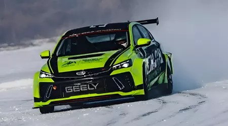 Geely har visat upp sin första metanoldrivna racerbil