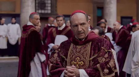 Peter Straughan vann en Oscar för bästa adapterade manus för filmen om den politiska intrigen Conclave 