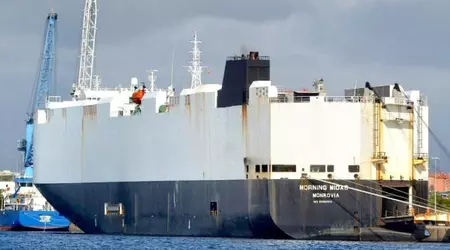 Ett fraktfartyg som transporterade elbilar brinner i Stilla havet