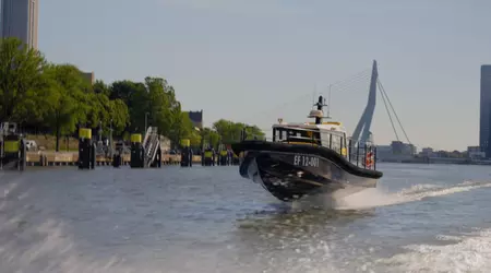 Hamnen i Rotterdam har lanserat ett elektriskt hydrofoil-fartyg