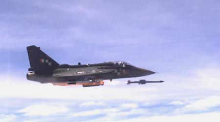 Indiens stridsflygplan Tejas har avfyrat sin första ASTRA BVR-missil någonsin, som har en räckvidd på upp till 100 kilometer och en topphastighet på över 5 500 km/h