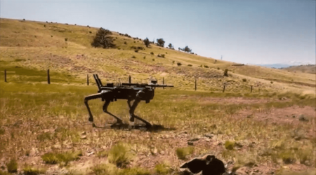 Robothundar med automatkarbiner utvärderas av den amerikanska marinkårens specialstyrkor