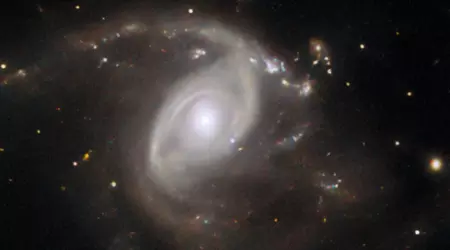 Hubbleteleskopet har tagit en fantastisk bild av en ljusstark supernova i en avlägsen galax cirka 650 miljoner ljusår bort