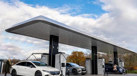 Mercedes har öppnat en märkeshubb i Europa med laddstationer för elfordon med en kapacitet på 300 kW