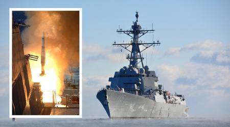 USS Rafael Peralta, en jagare i Arleigh Burke-klassen, laddade om det vertikala avfyrningssystemet Mk 41 och fyllde på ett lager av SM-2 luftvärnsrobotar för första gången i Australien