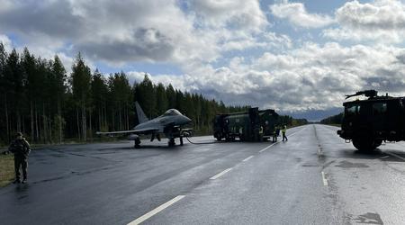 Brittiska Eurofighter Typhoon FGR.4 stridsflygplan, tillsammans med F-35 Lightning II, övade start och landning på en allmän väg