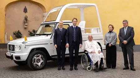 Mercedes-Benz presenterade påven Franciskus med den elektriska G-klassen "papamobile"