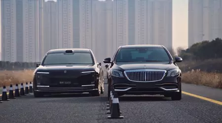 Krabbpromenad: Maextro S800 sedan, utvecklad av Huawei och JAC, körde mellan stående Maybachs