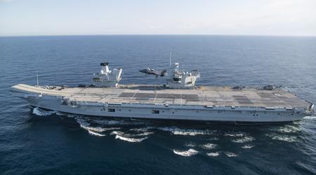 Ett amerikanskt stridsflygplan av typen F-35B Lightning II har för första gången i historien landat på det brittiska hangarfartyget HMS Prince of Wales däck