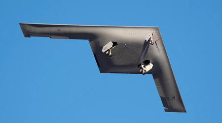 Kärnvapenbombplanet B-21 Raider gjorde sin första flygning och flög till en bas i det amerikanska flygvapnet för ytterligare tester