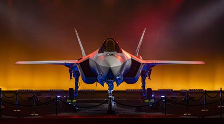 Lockheed Martin har presenterat det första femte generationens F-35 Lightning II stridsflygplan för det belgiska flygvapnet