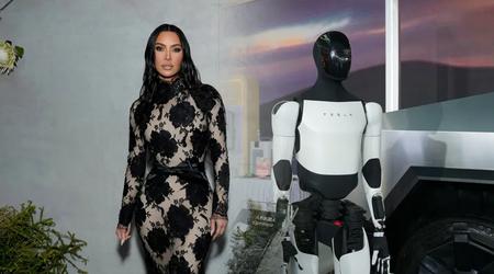 Kim Kardashian överraskade nätverket genom att introducera Tesla Optimus-roboten (video)