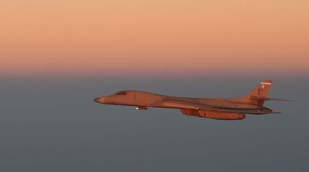 USA har skickat strategiska bombplan av typen B-1B Lancer till Mellanöstern tillsammans med en atomubåt av Ohio-klass