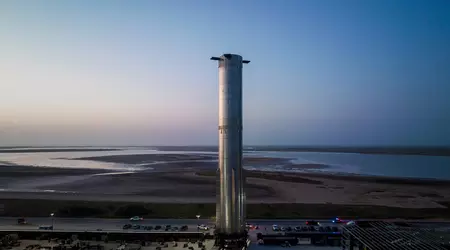 SpaceX rullade en ny Super Heavy-raketprototyp med 33 Raptor-motorer för Starship på uppskjutningsrampen