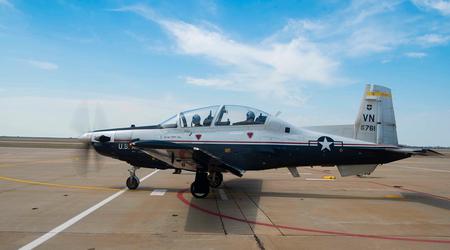 U.S. Air Force kommer att inspektera 99 T-6 Texan II efter att en kraftig storm skadat minst 12 skolflygplan i Oklahoma