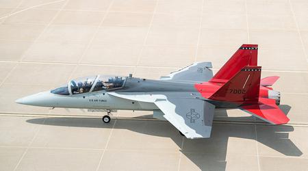 För att ersätta F-16 Fighting Falcon: USA vill utveckla ett lätt attackflygplan baserat på Boeing T-7 A Red Hawk-flygplanet