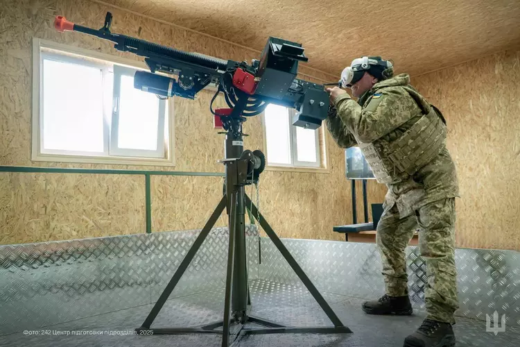 Skyddsväst, VR-hjälm och kulspruta: hur de ...