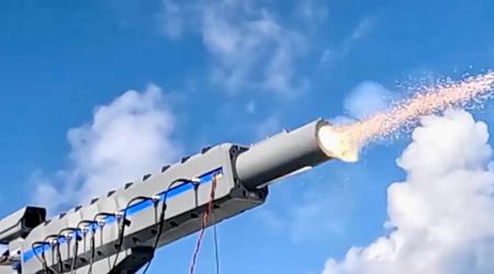 Japan har blivit det första landet i världen att testa en elektromagnetisk railgun på ett fartyg - kanonen kan accelerera en 40 mm projektil till 2,23 km/sek