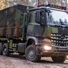 Mercedes-Benz Arocs lastbil med militärutrustning.