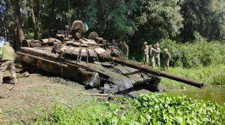 Ukrainska dykare har tagit upp en rysk T-72 stridsvagn till ytan som legat på botten av en flod i mer än ett år