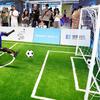 En robot som spelar fotboll
