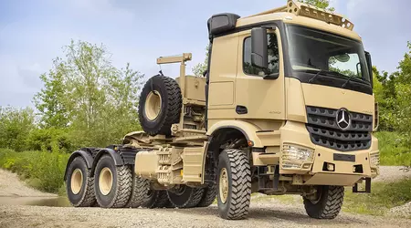 Mercedes-Benz presenterar armétraktorn Arocs 4042 AS 6x6 på IDEX 2025